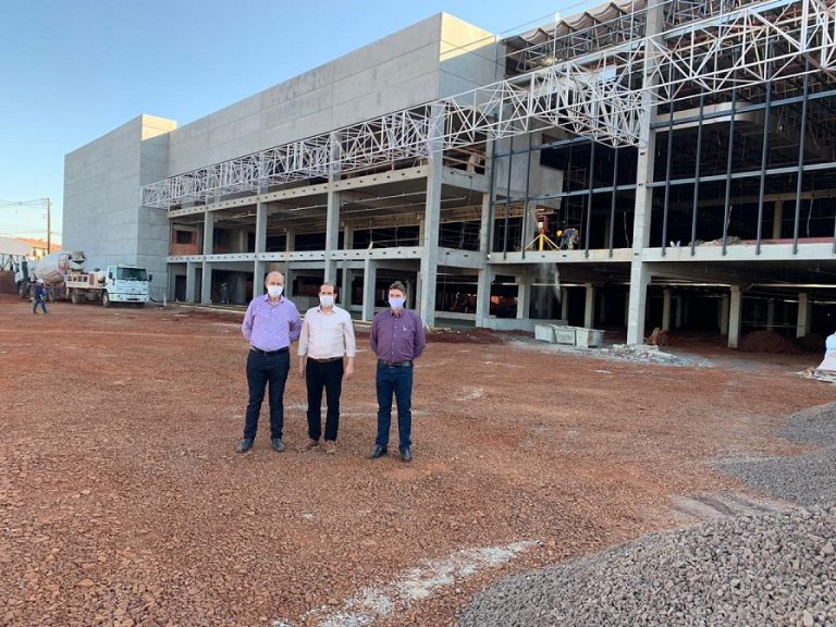 Secretário Micheletto visita obra do Hipermercado C.Vale em Assis Chateaubriand