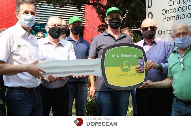 UOPECCAN de Cascavel e MA Máquinas/John Deere entregam trator de ação entre amigos