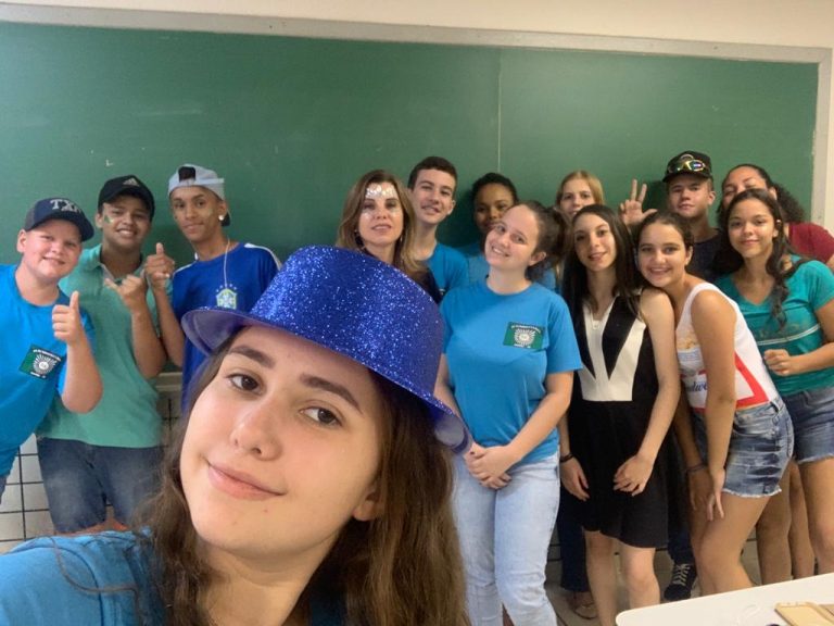 Professoras e alunos do Colégio Humberto de Jesuítas comemoram sucesso da disciplina de Oratória