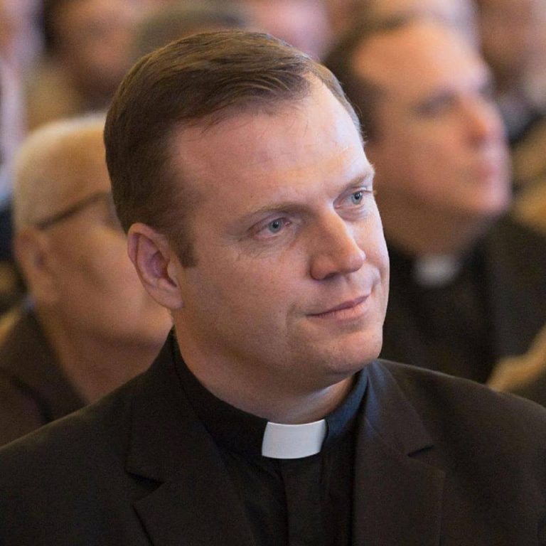 Médicos iniciam processo de retirada da ‘sedação’ do padre Neimar