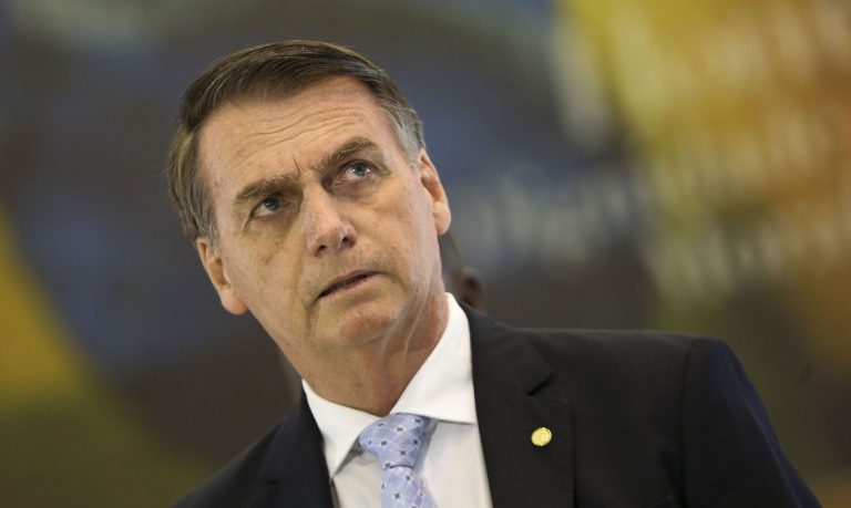 Bolsonaro sanciona lei que regulamenta repasses do novo Fundeb