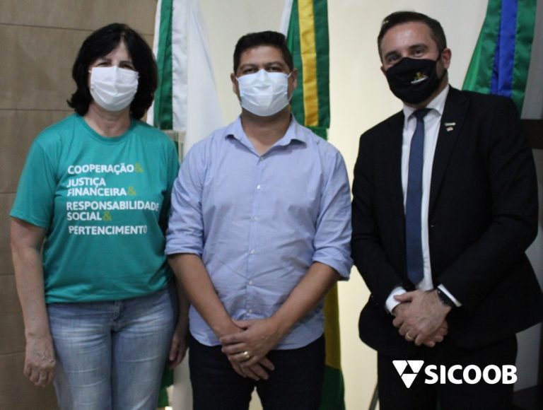 Prefeito de Assis Chateaubriand recebe representantes do Sicoob Médio Oeste