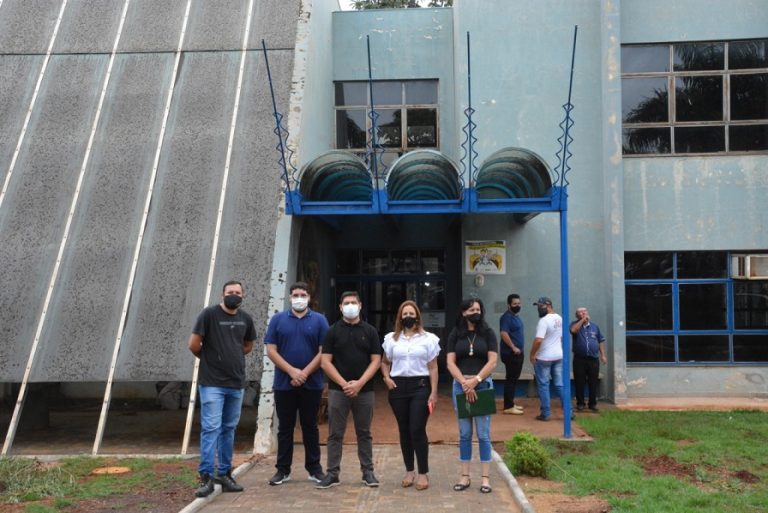 Prefeito Valtinho visita obras no Teatro Municipal e vai atrás de recursos para finalizar projeto