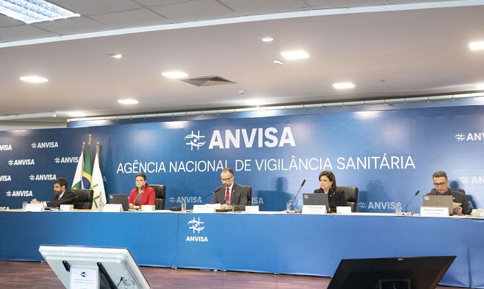 Técnicos da Anvisa aprovam uso emergencial de duas vacinas no Brasil