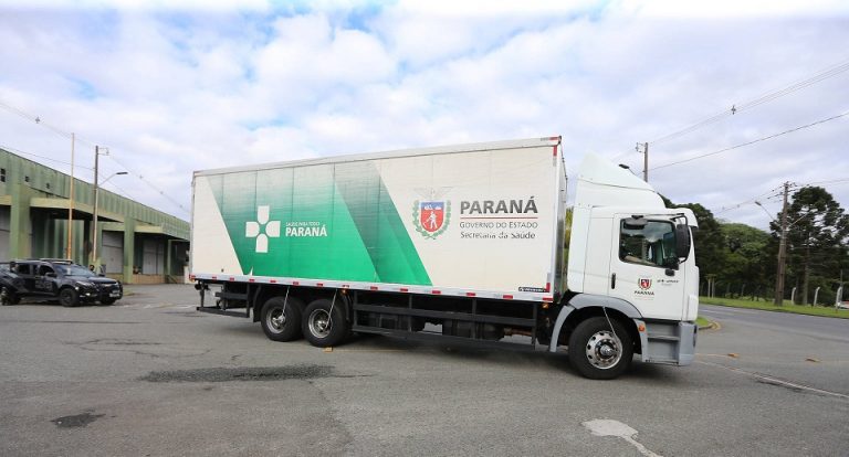 Caminhões carregados com insumos para a vacinação iniciam distribuição no Estado