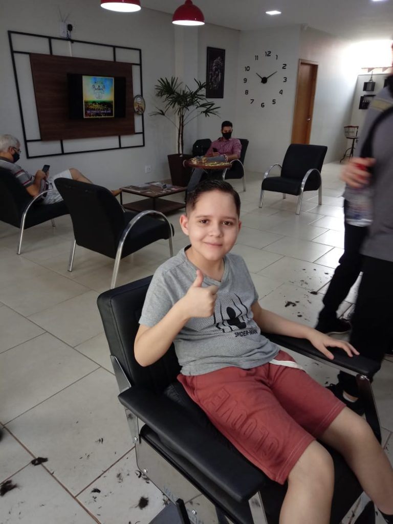 Garoto fica dois anos sem cortar o cabelo para doar ao Hospital do Câncer