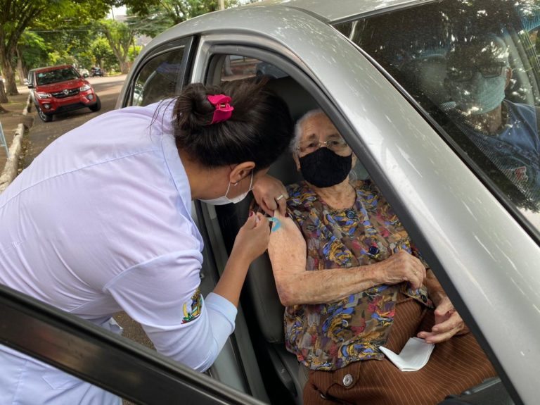 Cafelândia vacina idosos com mais de 88 anos nesta sexta-feira em sistema Drive Thru