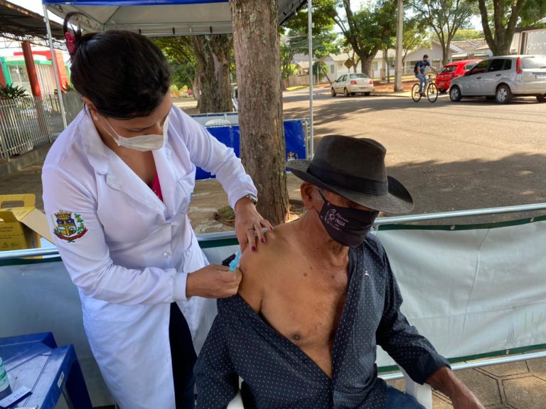 Cafelândia vacina idosos com 88 anos completos ou mais
