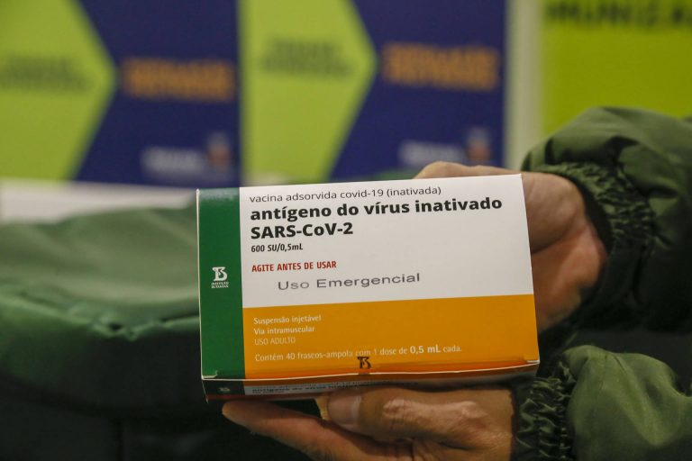 Paraná recebe no domingo nova remessa de vacinas contra Covid