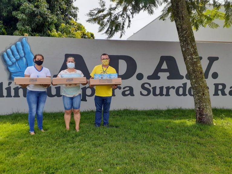 Chocolates Roma e Massa FM fazem doação para entidades de Assis Chateaubriand