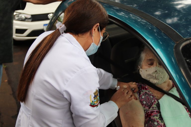 Cafelândia vacina idosos com mais de 81 anos em sistema Drive Thru