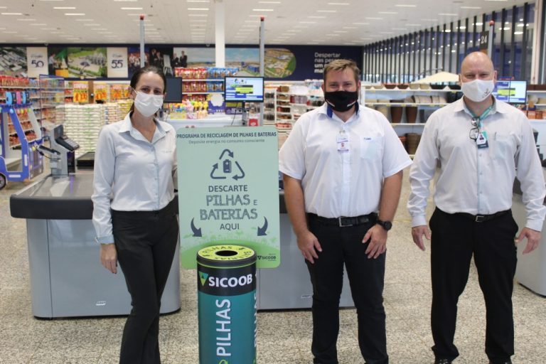 Hipermercado C.Vale é parceiro do Sicoob em projeto de coleta de pilhas e baterias
