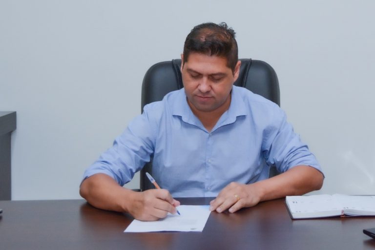 Prefeito Valtinho autoriza pagamento da 1ª parcela do 13º salário aos servidores