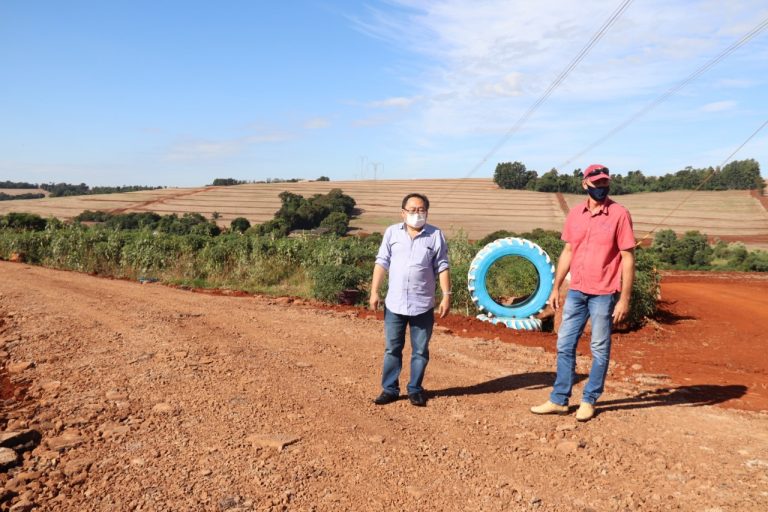 Viação e Obras realiza adequação e cascalhamento de estradas rurais em Cafelândia