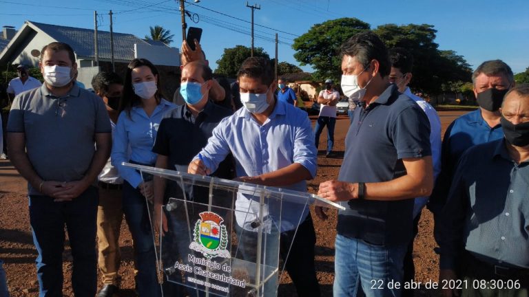 Prefeito Valtinho, acompanhado de Sérgio Souza e Marcel Micheletto autoriza licitação para recape de Assis/Terra Nova