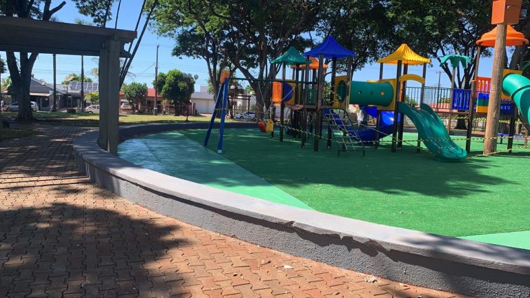Força tarefa é realizada na praça das Américas para pintura e limpeza