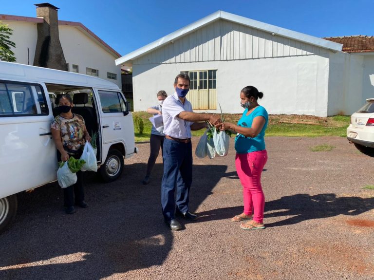 Cafelândia: Famílias atendidas pelo CRAS recebem kits de verduras da horta municipal