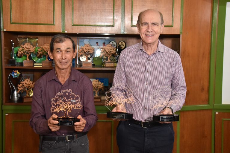 C.Vale recebe três prêmios nacionais