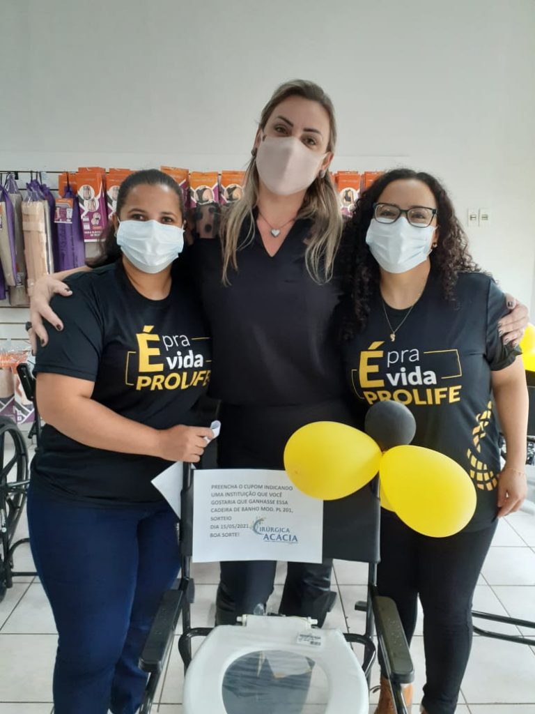 APAE de Jesuítas ganha cadeira de banho sorteada pela Cirúrgica Acácia de Assis