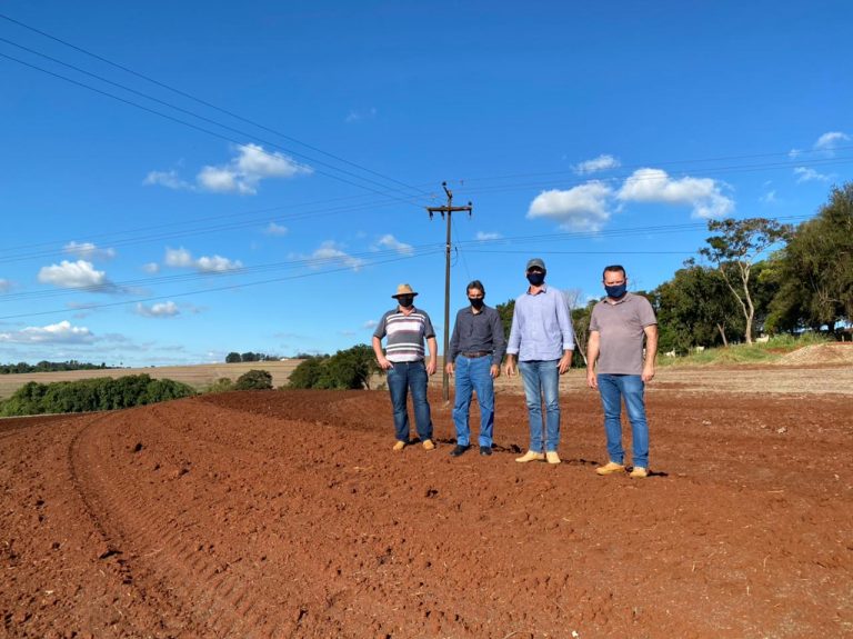 Cafelândia e Itaipu avançam nos projetos de reforma de terraços para produtores rurais