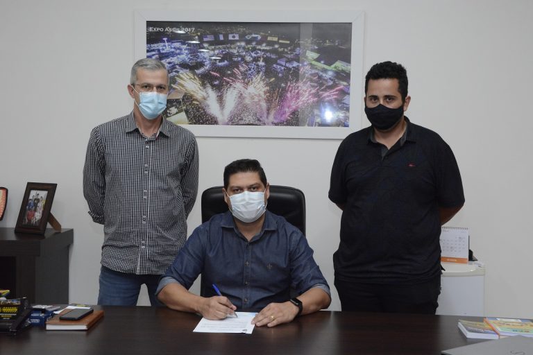 Valtinho assina ordem de serviço para recape da Avenida México