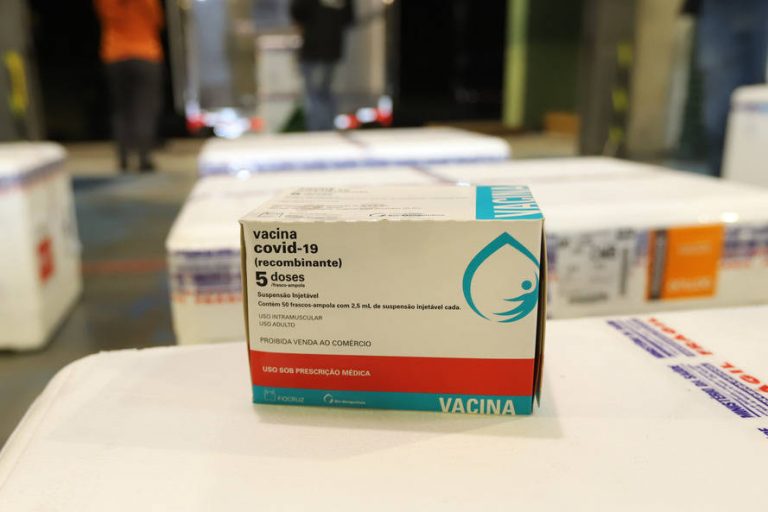 Saúde começa a distribuir nesta terça vacinas contra Covid-19 para trabalhadores da educação