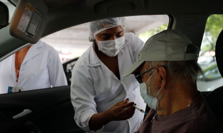 Vacinação reduz pela metade morte entre idosos com mais de 80 anos