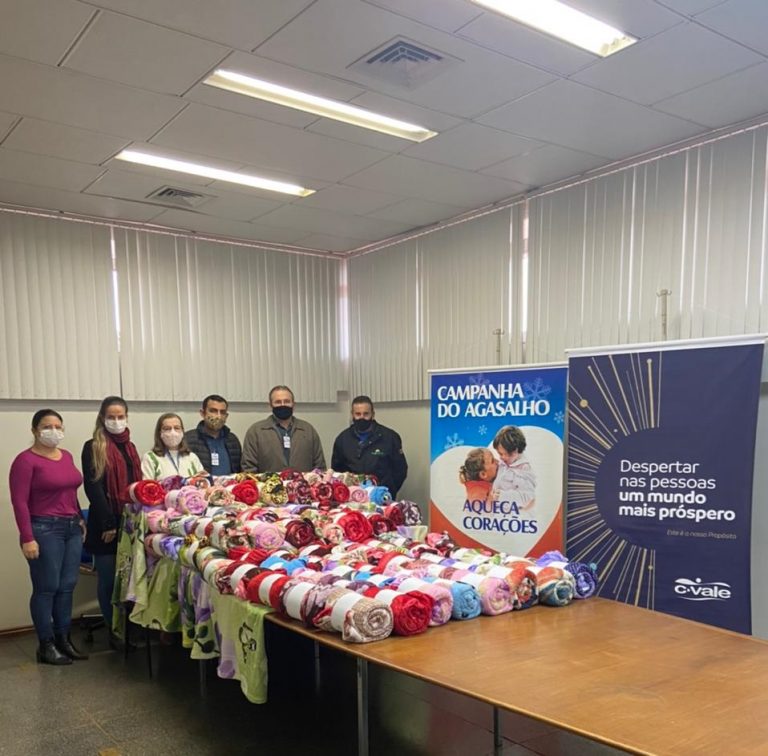 Entreposto da C.vale de Assis Chateaubriand doa 120 cobertores para Assistência Social
