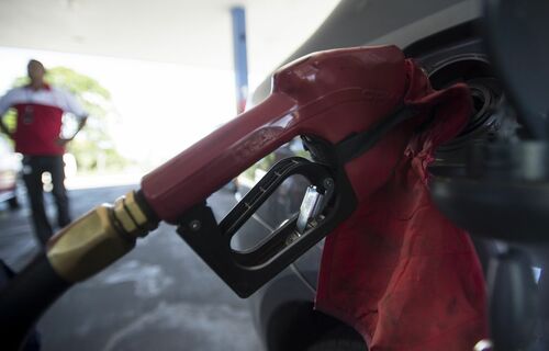 Barril de petróleo bate recorde e senadores discutem depois do carnaval projetos para barrar as altas dos combustíveis