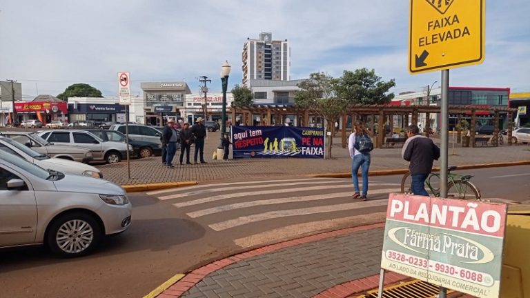 Rotary Clube realiza mais uma ação de conscientização sobre uso correto da faixa de pedestre