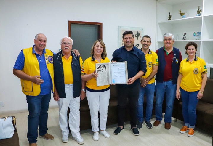 Prefeito recepciona governadora do Lions Clube. Considerada hóspede oficial
