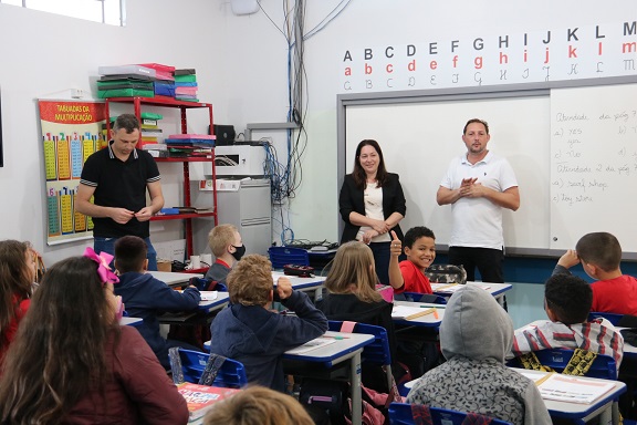 Mais de 1.500 ingressos do parque de diversões são distribuídos aos alunos das escolas municipais de Maripá