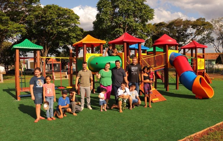 Parques infantis com grama sintética são instalados no interior de Assis Chateaubriand