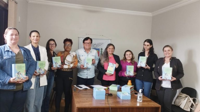 Serviço de Acolhimento em Família Acolhedora recebe coletânea do Guia de Acolhimento Familiar