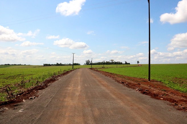 Maripá: Investimento de R$ 420 mil leva pedra irregular para estrada rural de Candeia