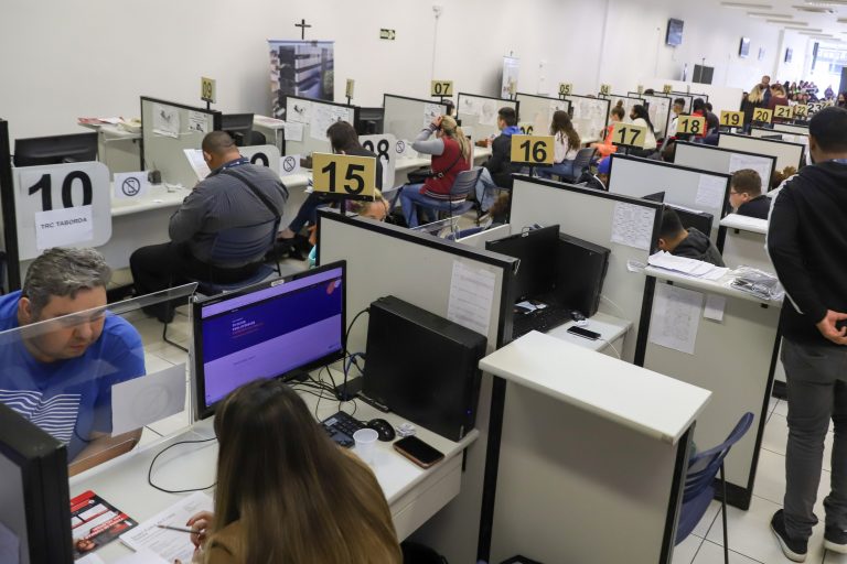 Agências do Trabalhador do Paraná têm 12,2 mil vagas de emprego disponíveis