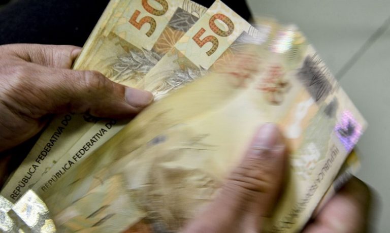 Economia Salário mínimo de R$ 1.320 começa a valer hoje