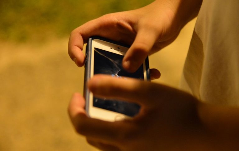 Diálogo é importante para segurança das crianças na internet