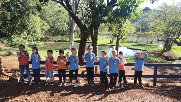 Alunos de Cafelândia realizam expedição ecológica no horto São Francisco em Assis Chateaubriand