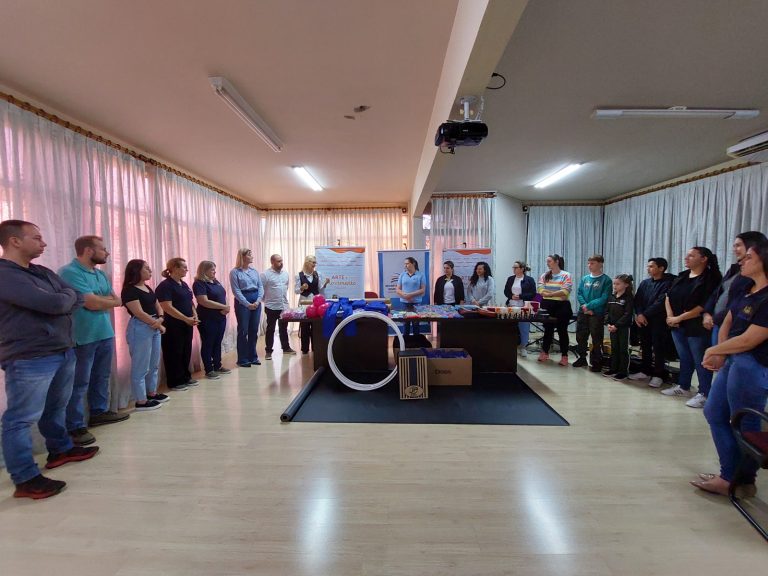 Secretaria de Educação e Cultura de Cafelândia recebe materiais artísticos do apoio cultural da Copacol
