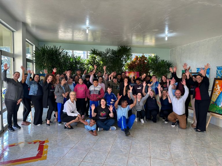 APAE de Cafelândia realiza abertura da Semana da pessoa com deficiência intelectual e múltipla com exposição artística