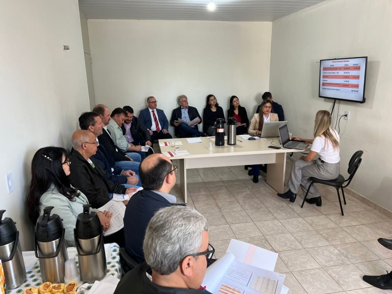 Prefeita Elza participa de reunião do CONSAMU