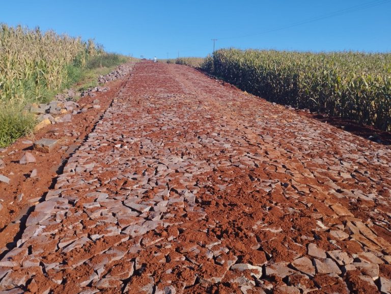 Cafelândia realiza pavimentação poliédrica na Estrada Ney Braga