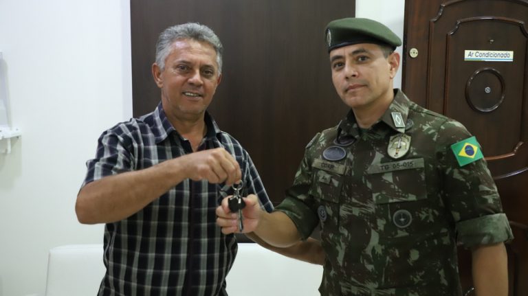 Município repassa veículo ao chefe de instrução do Tiro de Guerra em Assis Chateaubriand