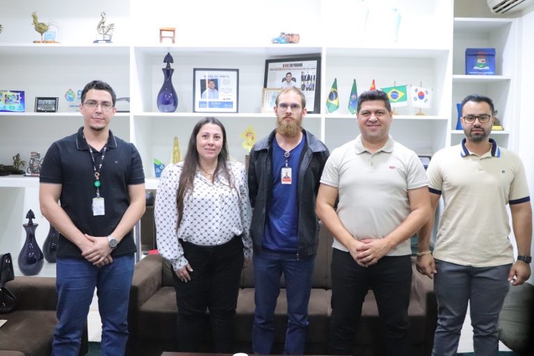 Servidores da Itaipu Binacional e PTI apresentam planos de metas ao prefeito Valtinho