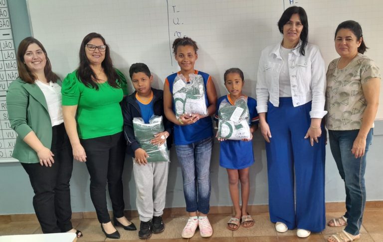 Governo de Iracema do Oeste entrega uniformes escolares a alunos da Rede Municipal de Ensino
