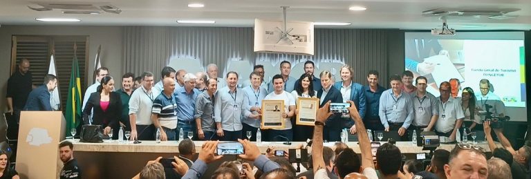 Prefeita Elza participa de Assembleia Extraordinária da AMOP com a presença do Ministro do Turismo