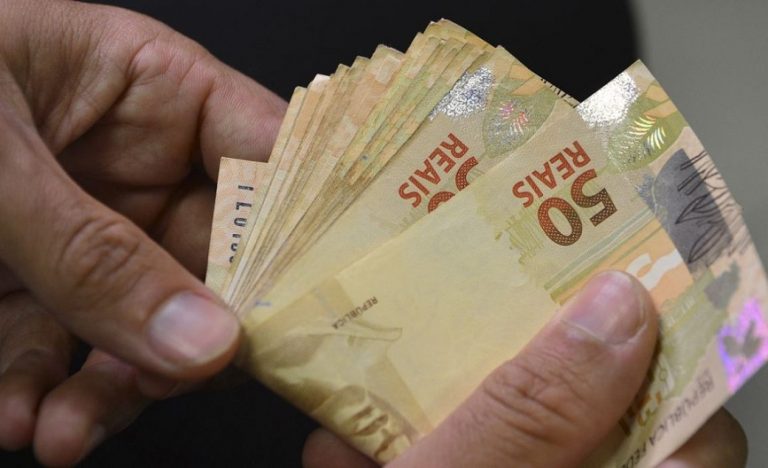 Paranaenses utilizarão o 13º salário para quitar suas dívidas