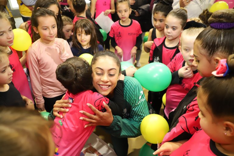 Na volta da Olimpíada, ginasta Barbara Domingos recebe carinho das crianças em treino