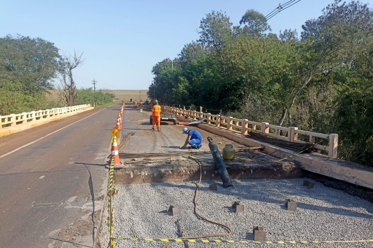 Com investimento de R$ 500 mil, DER reforma ponte em rodovia entre Palotina e Terra Roxa